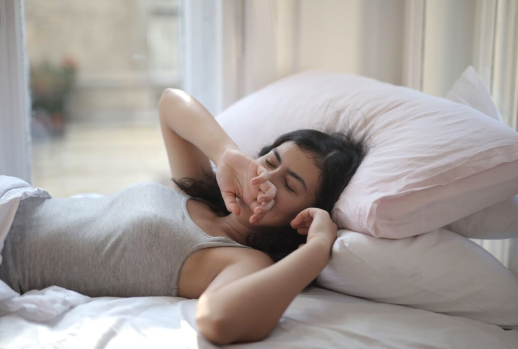 sleep drunkenness featured image - person waking up from sleep feeling very groggy.